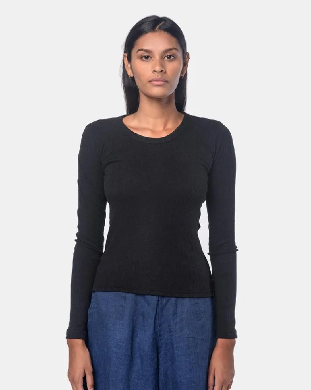 Long Sleeve Powder U-Neck Tee in Black