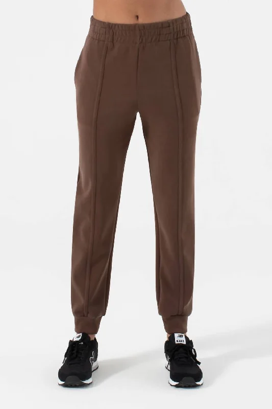 Yuki Sleek Jogger In Chocolate